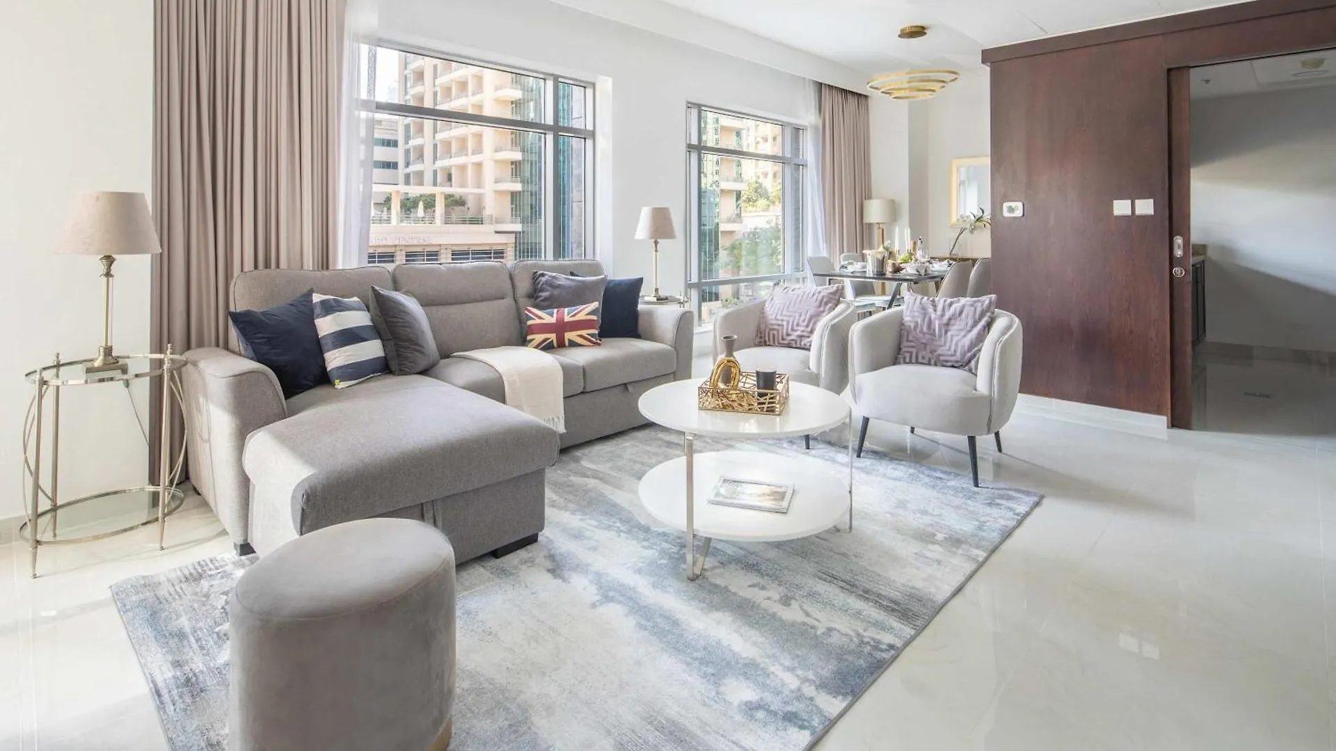Frank Porter - The Residences 5 Dubai 0*,