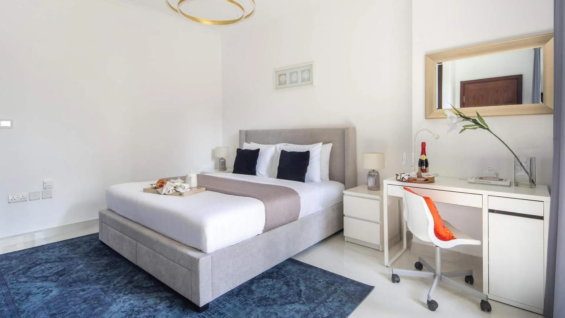 Frank Porter - The Residences 5 Dubai 0*,